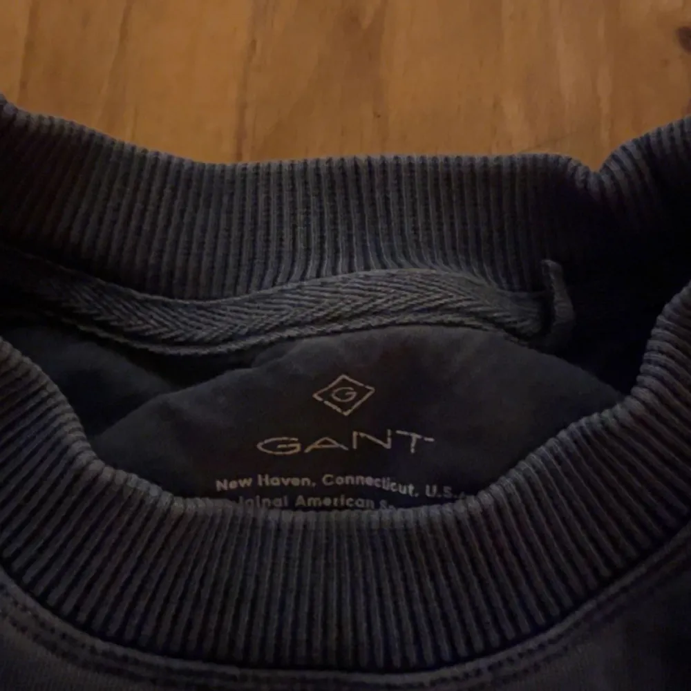 Shit snygg blå Gant tröja med en lite ljusmärkblå färg. Skick: 9/10. Tröjor & Koftor.