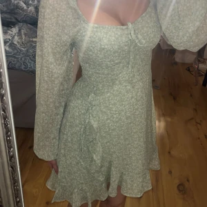 Sommarklänning - Jättesöt blommig ljusgrön sommarklänning. Sparsamt använd utan defekter. Storlek xs men passar mig som har S/M. Från hollister.