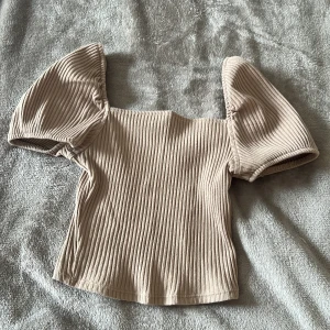 Beige top - Använt ett fåtal gånger. Vid intresse skriv!