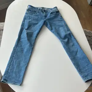 Ett par ljusblå lite slimmade Replay jeans i storlek W29 L32. Mycket bra skick knappt använda. Köpta på NK för 2000 kan kanske leta fram kvittot och priset kan diskuteras. Skriv till mig ifall ni vill ha fler bilder eller någon fråga