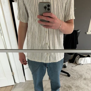 Kortärmad randig skjorta  - Säljer denna kortärmade skjorta då den endast använts en gång. Hör av er vid frågor/ fler bilder. Pris kan diskuteras vid smidig affär, ord pris 599.