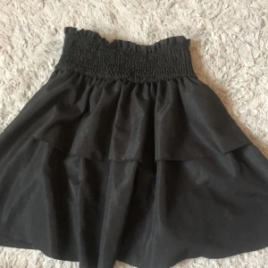 Svart volangkjol - Svart volangkjol som är när intill oanvänd. Inga defekter osv.