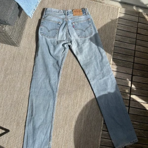 Vintage Levis W25/26 L32 - Vintage Levis  Hittar ej storleken på jeansen men dessa passa perfekt på mig när jag vanligtvis hade storlek w25 L32 Mått: innerbenslängd 82cm Midjemått: 70cm