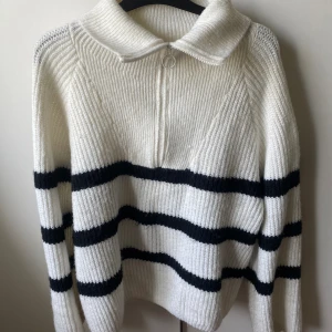 Stickad tröja - Svart vit stickad tröja med zip up, aldrig använd vara provad