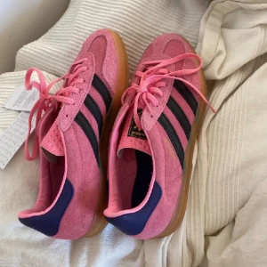 Adidas gazelle blis pink - Helt nya testade en gång i storlek 41 1/3🫶 svara att få tag på!