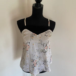 Nattlinne  - Nattlinne  Ifrån H&M  Stolek S