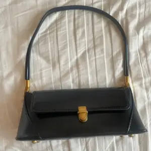 En söt liten läderväska som min moster köpte till mig men säljer pga ingen användning. Den är jättetrendig och skulle se så bra ut på utekväll och snarliknande! Aldrig använd och prislapp fortfarande kvar!❤️