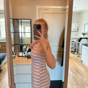 Färgglad randig klänning  - En kort färgglad klänning med ränder. Från SHEIN i stl S, normal i storlek. Använd 1-2 gånger, mycket bra skick. 