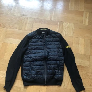 Barbour Cardigan - Snygg Barbour cardigan utan några dekekter. Köpt för 1999. Väldigt skön och tunn jacka för sommarkvällarna. Hör av er om ni har några frågor.