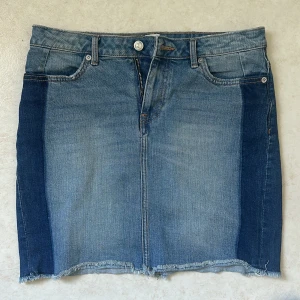 Jeans kjol - Jeanskjol med kort fransig kant. 