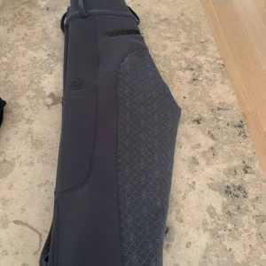 Ridbyxor  - Nu säljer jag mina ridbyxor då de är i fel storlek. De är i fint skick och inte använda mycket.  Nypris ca 1000kr