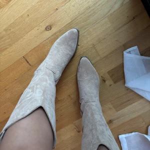 Bruna cowboystövlar - Säljer dessa helt nya bruna cowboystövlar från Boohoo då jag hittat andra, väldigt snygga och då aldrig använda - helt nyskick.