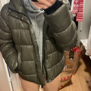 Superdry jacka olivgrön - Skick- Som ny. Storlek- 40 Köpte den på nätet.