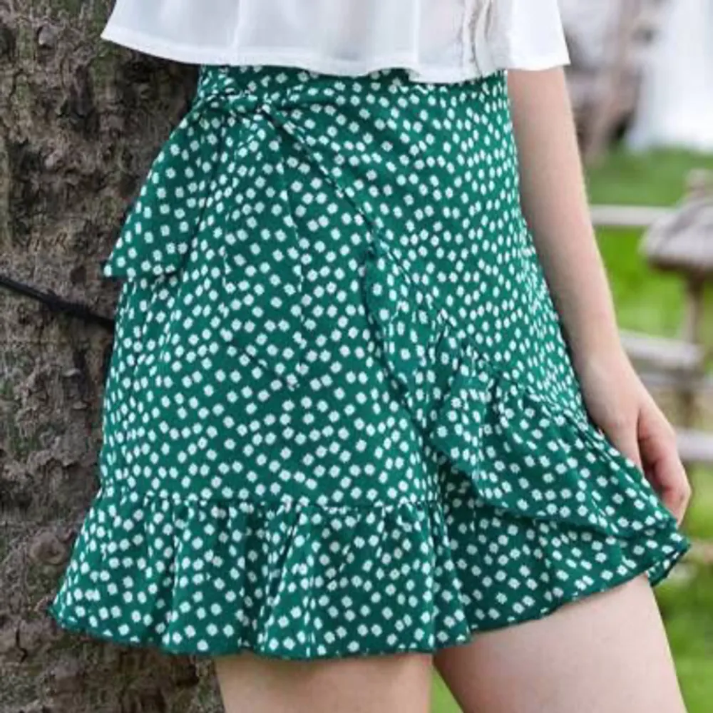 Säljer denna fina sommar kjol då den ej används, den har resår bak och är i bra skick. Perfekt till sommaren💐. Kjolar.