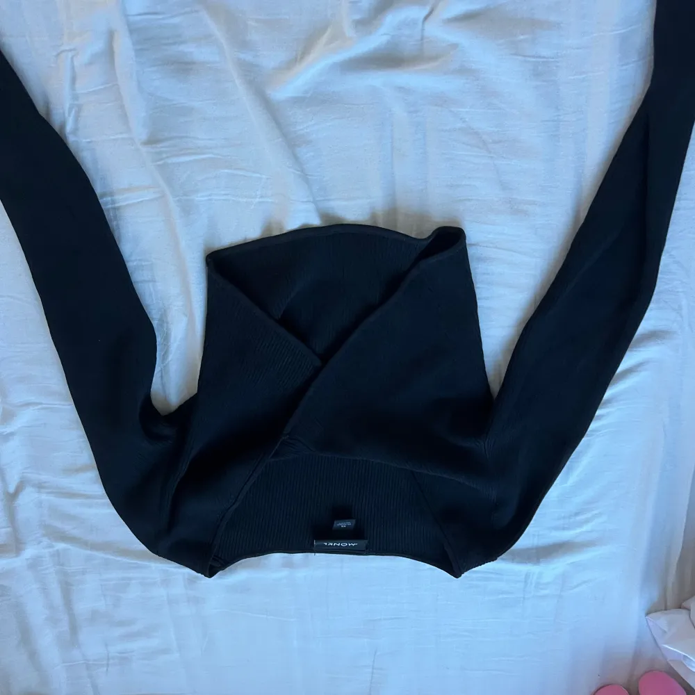 Det är en långärmad svart monki tröja som är super fin men som tyvärr inte kommer till användning 💗💗 Den är i storlek XS och är en väldigt kort magtröja 💗💗. Tröjor & Koftor.