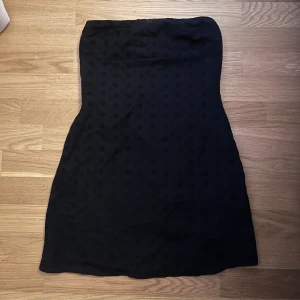 Svart kort klänning 💕 - Aldrig använd klänning, nytt skick ☀️  Svart miniklänning med öppen rygg 🌸 Tyg med små blommor ✨ Säljer pga av förliten, storlek: 34 💕