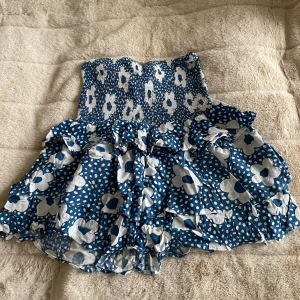 Volangkjol - Jättefin volangkjol som knappt använts, storlek M men jag hade på mig den när jag var XS och det satt fint också, hade sagt att den är storlek S. 💕pris går att disskutera 