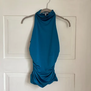 Topp från GUESS - Oanvänd blå topp från GUESS, strl XS. 250kr