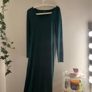 Säljer min mörk gröna klänning från shein, Har andvänt 1 gång på julafton och är i storlek S, jätte skönt material och perfekt om man ska iväg på något tema grönt💚