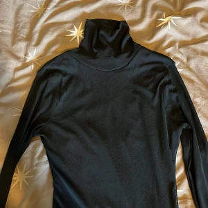 Svart Klänning - Tyckte inte om passformen på mig + att den var något lång. Nyskick, endast haft på mig en gång. Stl XS. 150kr + frakt