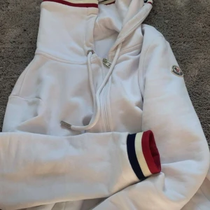 Moncler fleece - Denna moncler är str M Köpt på farfetch Tyvärr finns ej kvitto då den är några månader gammal och har tappat bort kvittot  Pris kan alltid diskuteras 