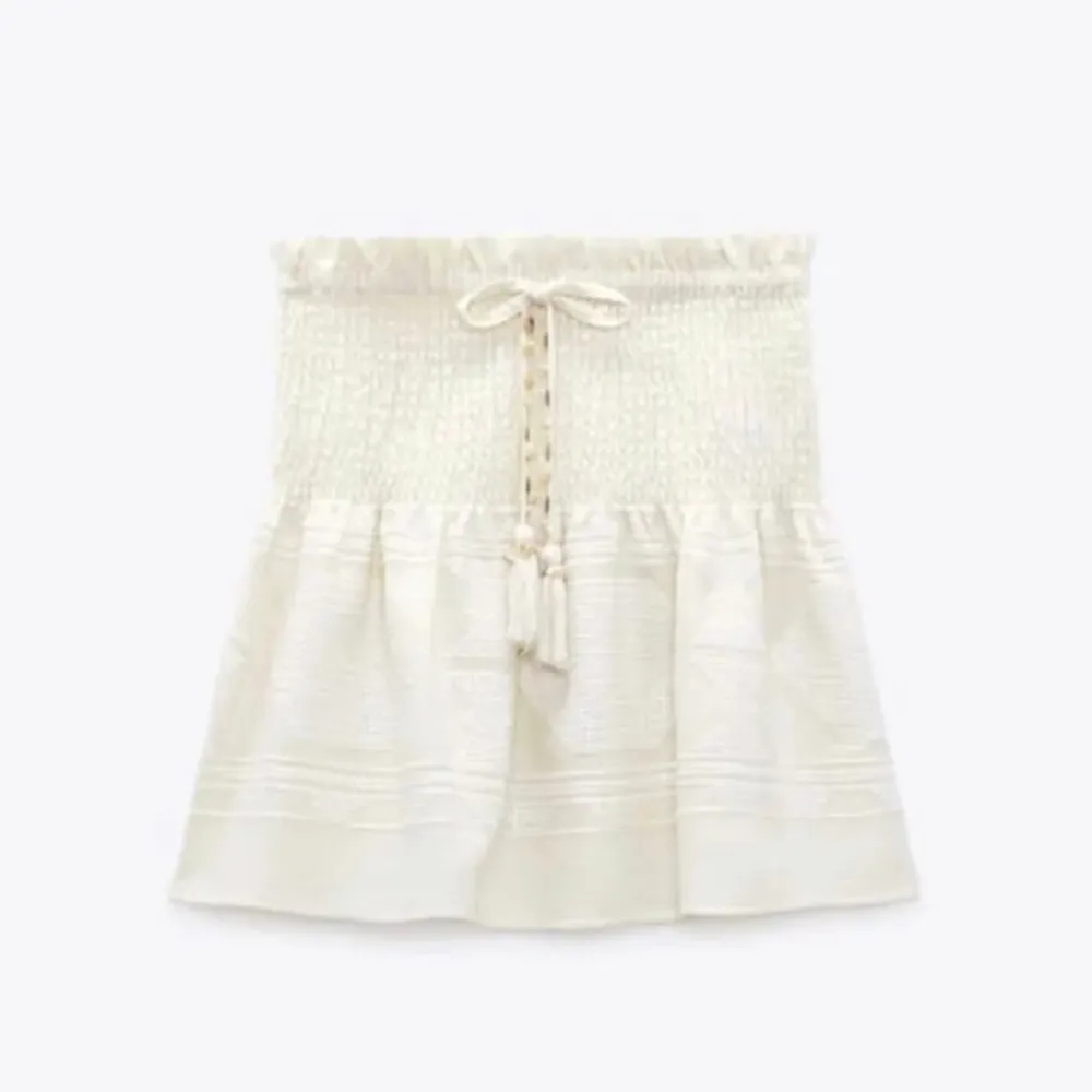 Kort zara kjol i storlek S. Köpt förra året men inte användt så mycket. Jag tror jag köpte den för 500kr men säljer nu för 190 kr💘. Kjolar.