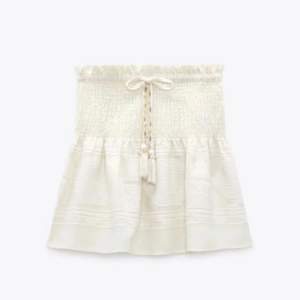 Kort zara kjol i storlek S. Köpt förra året men inte användt så mycket. Jag tror jag köpte den för 500kr men säljer nu för 190 kr💘