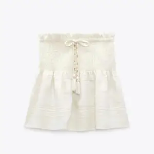 Kort zara kjol i storlek S. Köpt förra året men inte användt så mycket. Jag tror jag köpte den för 500kr men säljer nu för 250kr💘