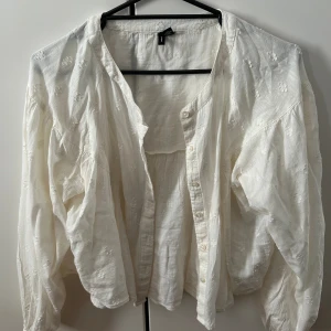 Blus - Säljer denna söta blus som aldrig kommit till användning. Fin till sommaren🤍 