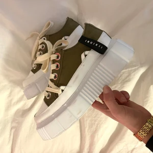 INUIKII sneakers 36 - As balla INUIKI sneakers med hög sula. Tyvärr är dom för små på mig och använda ute en gång. En fin grön färg på tyget. Torkas av innan dom skickas. Nästintill helt nya då dom enbart kommit till användning en gång! :) 
