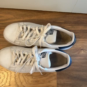 Stan Smith skor  - Använda några gånger, bra skick. Köpte för 1100kr, säljer för 350
