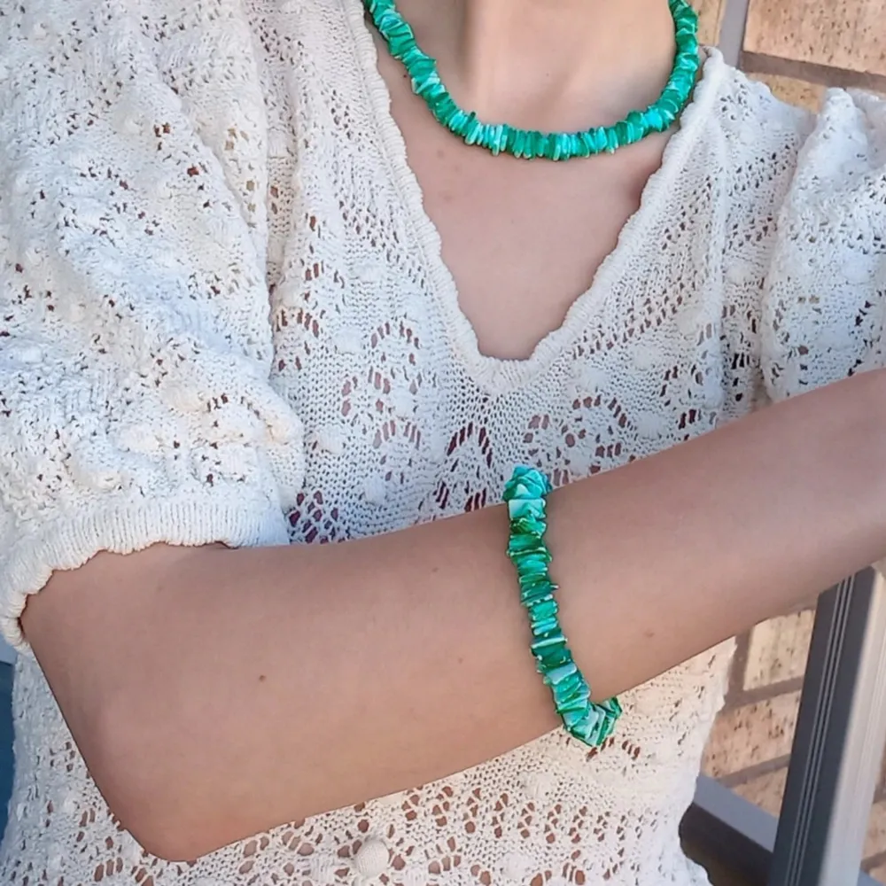 Säljer nu ett fint smyckesset :) Halsband och armband i färgad snäcka. 🌞❤️ Turkos grönt samt vitt i grund. Perfekt till sommaren.  Längd Halsband: runt 46 cm i total längd. Längd Armband: runt 20,5 cm i total längd.  🌞🌻❤️. Accessoarer.