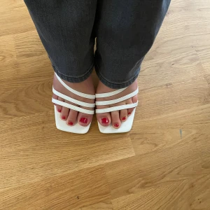NELLY KLACKAR  - Ett par så snygga vita klackar från Nelly! De är helt oanvända, då dom inte kommit till användning, stl 40 men passar mig som brukar ha 39💗original pris 554 kr 