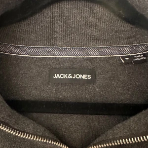 Jack & Jones halvzip  - Säljer nu min halvzip från Jack & Jones. Väldigt bra skick, knappt använd. Hör av er vid frågor!