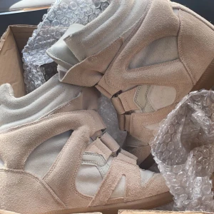 Isabel marant - Jätte fina isabel marant skor som inte kommer till användning, har endast använt dom 3 gånger så dom är väldigt bra sick💕💕 har dom i 36 och brukar ha storlek 37-38 i skor så dom är stora i storleken 