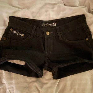 Lågmidjade jeansshorts - Säljer mina super lågmidjade svarta jeansshorts från C&J Jeans! Är inte helt säker på vilken storlek de är men skulle säga att de passar nån som har xs🌸 Midjemått: 35 cm rakt över