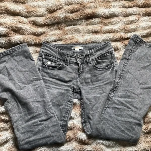 Gina jeans - Ja säljer mina low waist bootcut jeans från Gina Young för att jag råka köpa fel storlek❤️❤️Dom är i bra skick, jag köpte dom för inte så länge sen för 350kr❤️storlek 152 