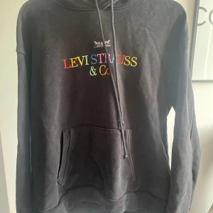 Levi’s hoodie dam - Levi’s hoodie dam i storlek XS. Knappt använd, i nyskick. Ordinarie pris 900kr