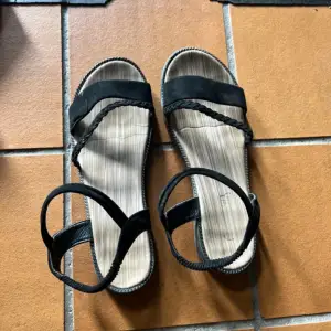 Svarta sandaler i storlek 40