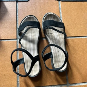 Sandaler - Svarta sandaler i storlek 40