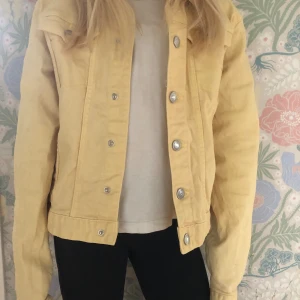 Gul jeansjacka - Säljer denna gula jeansjacka åt min lillasyster. Inga hål eller fläckar. Säljs eftersom den är för liten för henne. Kan köpas direkt. 