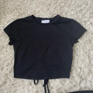 Bershka tröja - Lite öppen i ryggen, töjbart tyg. Passar S och M