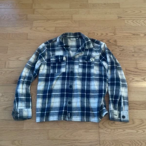 Rutig skjorta - Rutig flannel skjorta med fickor på brösten från Kappahl i fint skick. Storlek 158 passar runt xs då storlekarna är rätt stora. Skriv gärna för fler bilder eller frågor 🙌