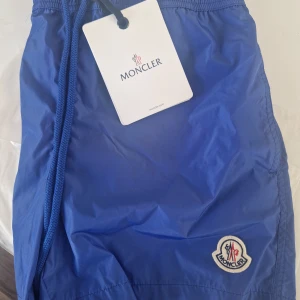 Moncler badshorts - Badshorts i nyskick- aldrig använda och nyinköpta. Säljer pga för liten strl (small). 