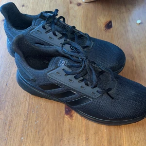 Adidasskor - Storlek 44, ny skick använda 2 gånger.