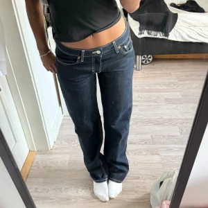 Lågmidjade jeans - Säljer dessa Jeans från Weekday i modellen Arrow Low Straight🩷Knappt använda så dem är i nyskick🩷Nypris 590