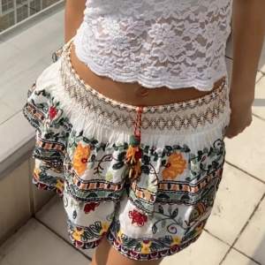 Säljer denna supersöta kjolen från Zara. Den var broderade detaljer och passar superbra till sommarens bränna💓Använd men i gott skick!😇Lånade bilder, pma för egna💓