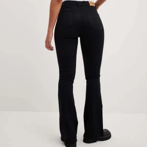 Bootcut jeans NAKD - Svarta bootcut jeans från nakd, använda ett fåtal gånger. Lappen är bortklippt så vet inte exakt storlek men skulle tro 34. Säljer för 100 kr🩷