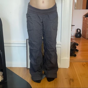 Yoga byxor - Hög/medel-midjade men jag brukar vika ner kanten så de blir lågmidjade. Midjemått, raktöver: 37,5 cm. Innerbensmått: 82 cm. Byxorna är brungråa i cargobyxor-material. Modellen på bilden är 158cm och byxorna är lite för långa💕