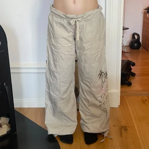 Cargobyxor med detaljer  - Midjemått, raktöver: 44cm. Innerbensmått: 78,5cm. Byxorna är nedrullade i midjan på modellen. Modellen på bilden är 157 cm och byxorna är lite för långa och invikta på bilden💕